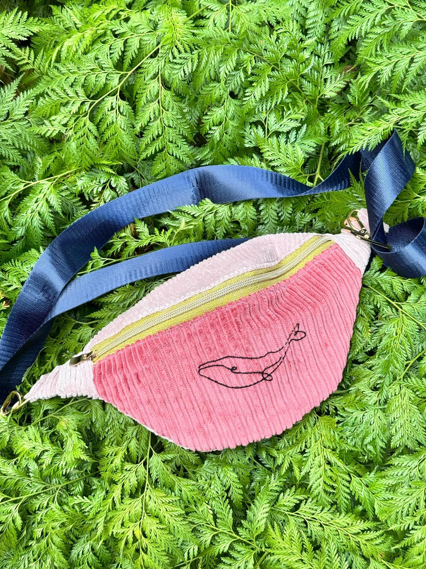 Sac banane - velours côtelé saumon/rose brodé baleine